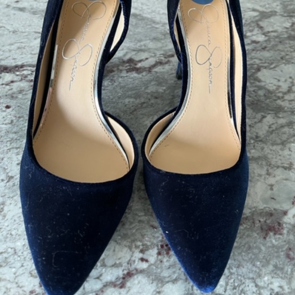 Blue velvet pumps